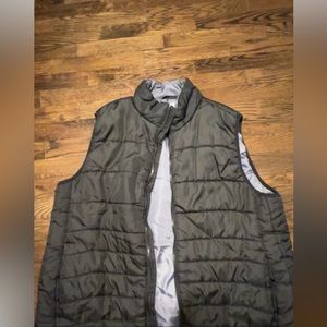 Men’s pacific trail reversible vest. Size large